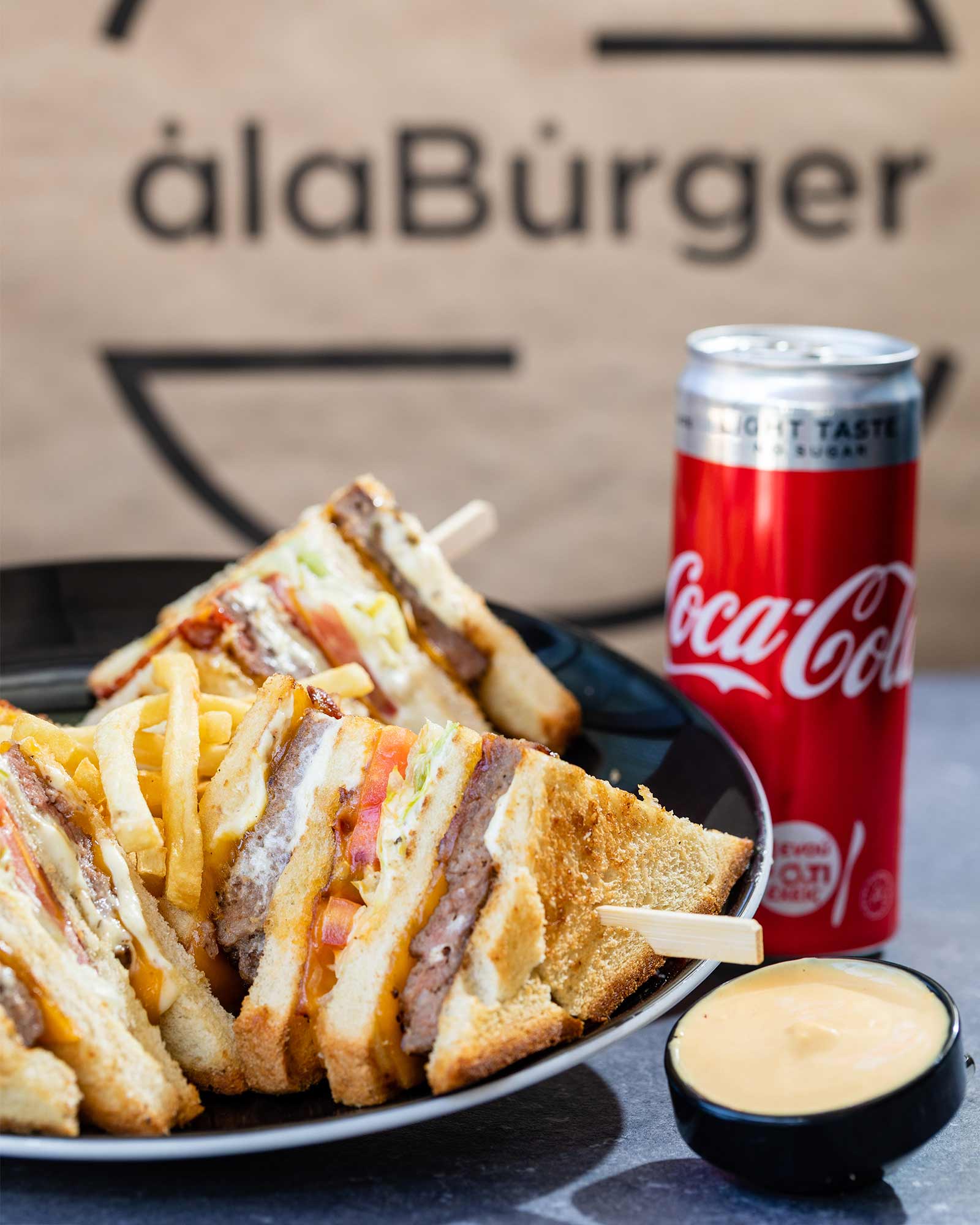 4 Ψωμάκια, Bacon, Cheddar, Ντομάτα, Iceberg, Aioli Sauce Μαζί με το αναψυκτικό σας