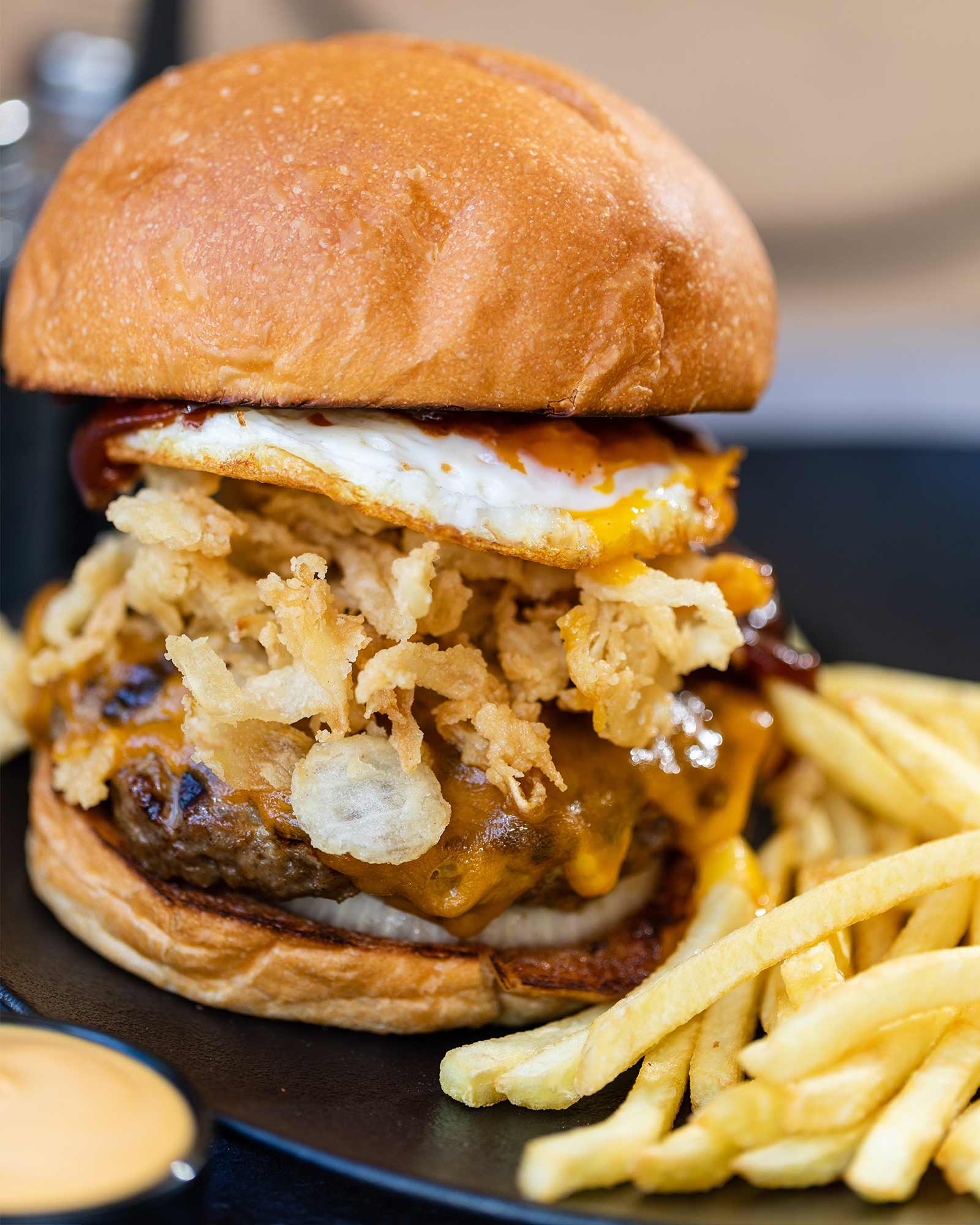 Cheddar, Αυγό Τηγανητό, Κρεμμύδια Φριζέ, BBQ Sauce, συνοδεύεται με πατάτες