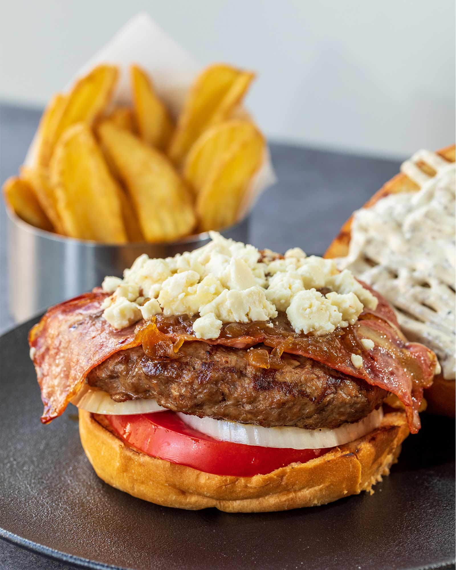 Καραμελωμένα Κρεμμύδια, Bacon, Κατσικίσιο Τυρί, Μαγιονέζα Τρούφας, συνοδεύεται με πατάτες