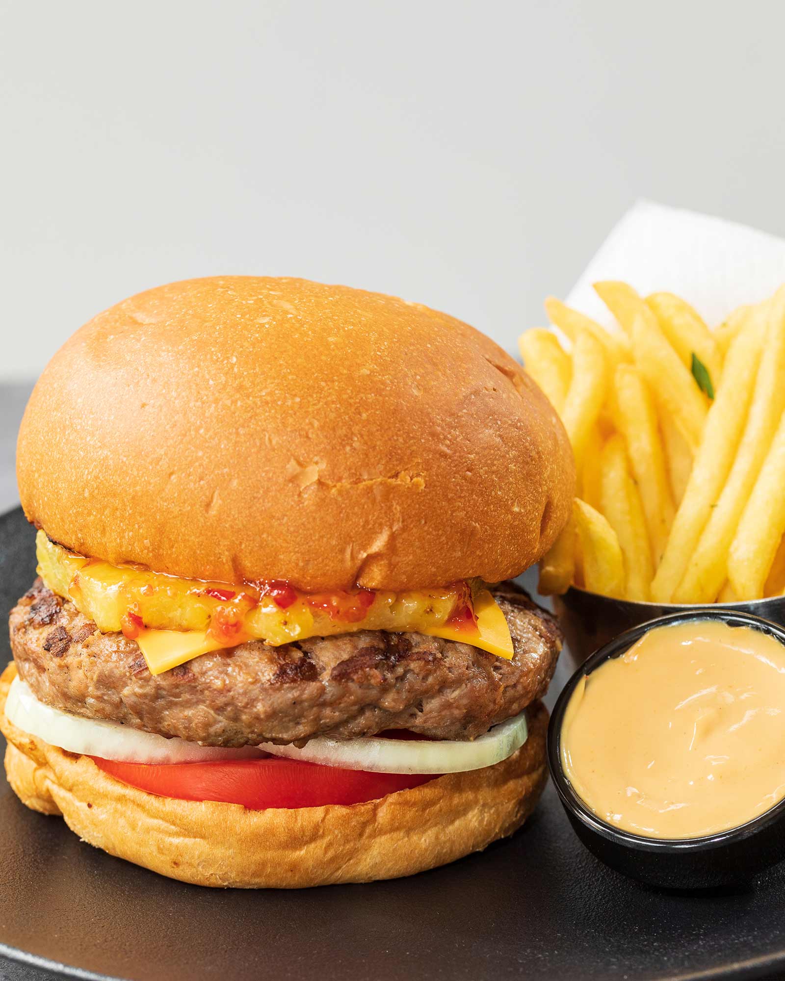 Cheddar, Sweet Chilli, Ψητός Ανανάς, συνοδεύεται με πατάτες